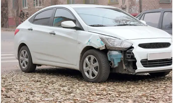 Weiße Limousine mit Motorschaden in Uslar